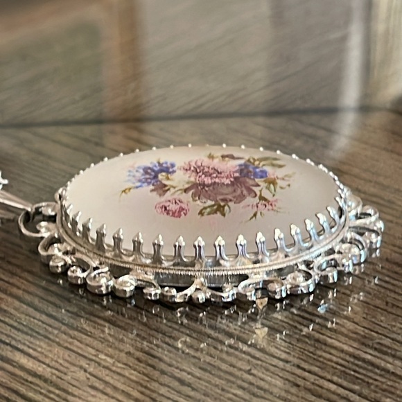 Vintage Whiting & Davis Frosted Floral Cameo, Silver-tone Chain - Picture 5 of 16
